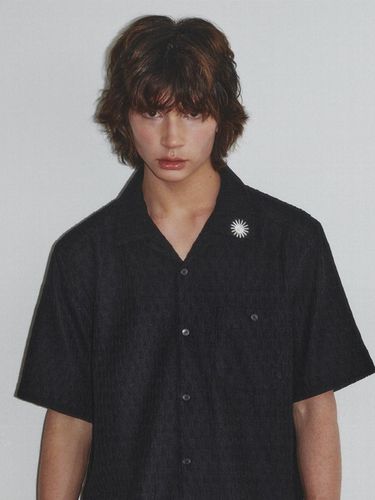 Wrinkle Emboss Open Collar Shirt_Black - KINETO - Modalova