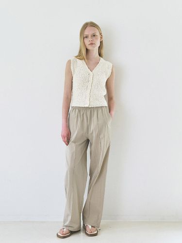 Arin Pin Tuck Pants_Khaki - OVEOF - Modalova