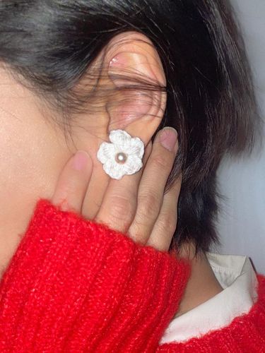 White Snow Flower Earrings - MERRYMOTIVE - Modalova