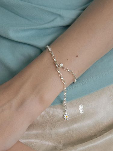 Daisy Flower And Pearl Bracelet - MERRYMOTIVE - Modalova