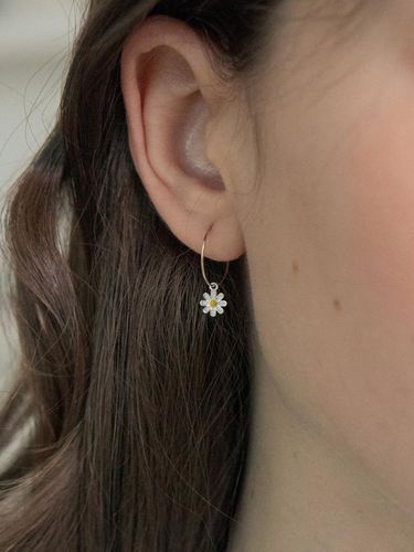 Daisy Flower Hoop Earrings - MERRYMOTIVE - Modalova