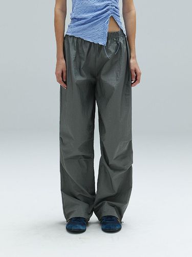 Zoe Glossy Parachute Pants_Grey - DEARSTALKER - Modalova