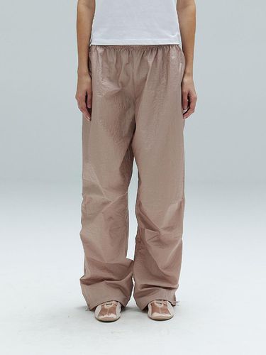 Zoe Glossy Parachute Pants_Pink - DEARSTALKER - Modalova