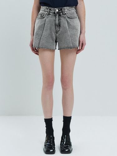 Pleated Denim Shorts - Gray - HAE BY HAEKIM - Modalova