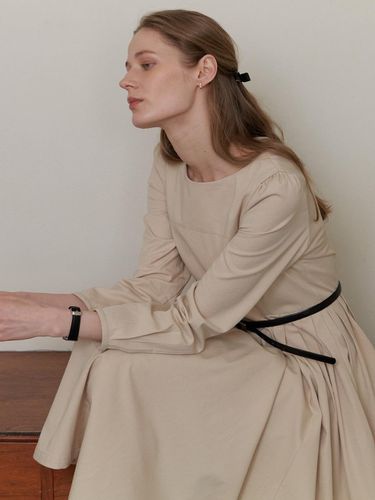 A Side Pleats Long Dress_Beige - AMONG - Modalova