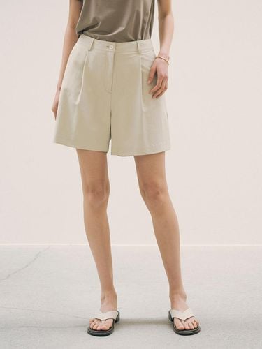 One Tuck Nylon Shorts_Beige - Siyazu - Modalova