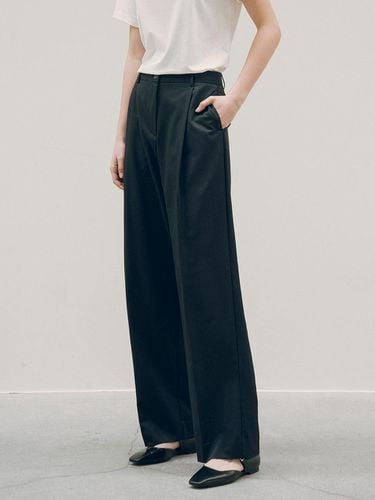 Essential One Tuck Nylon Slacks_Black - Siyazu - Modalova