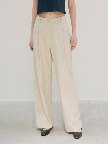 Essential One Tuck Nylon Slacks_Beige - Siyazu - Modalova