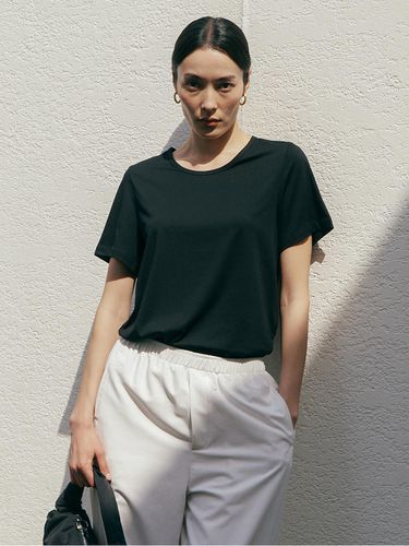 Silket Loose Fit U Neck T-shirt_Black - Siyazu - Modalova