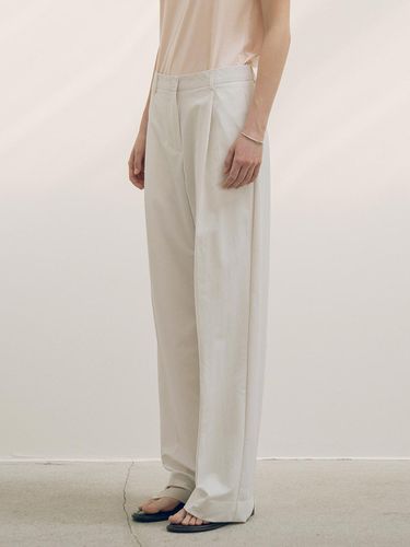 Essential One Tuck Nylon Slacks_Off White - Siyazu - Modalova