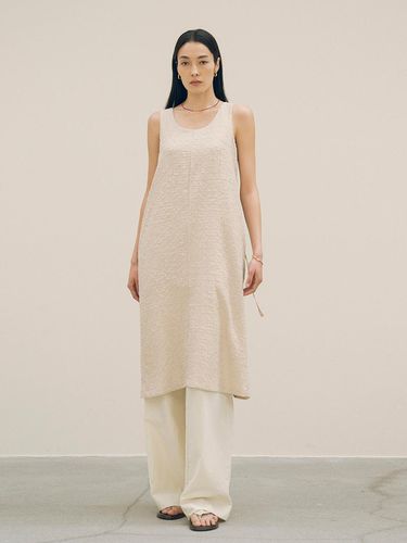 Wrinkle Sleeveless Dress_Neutral Beige - Siyazu - Modalova