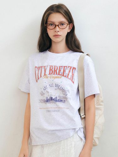 Cloudy City Artwork Short Sleeve T-shirt - CITYBREEZE - Modalova