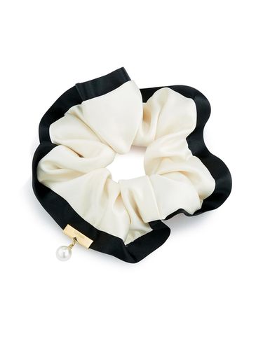 Flove Point Pearl Scrunchie - FLOWOOM - Modalova