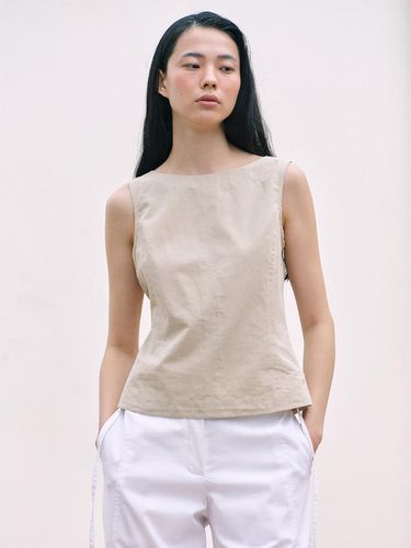 Torso Sleeveless Blouse_Beige - kuho plus - Modalova