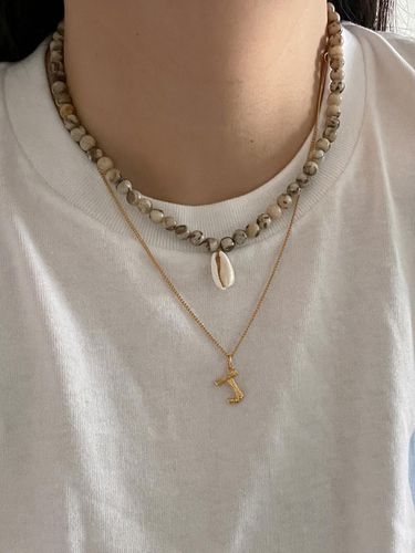 Shell Pendant Necklace - OUI SAY YES! - Modalova