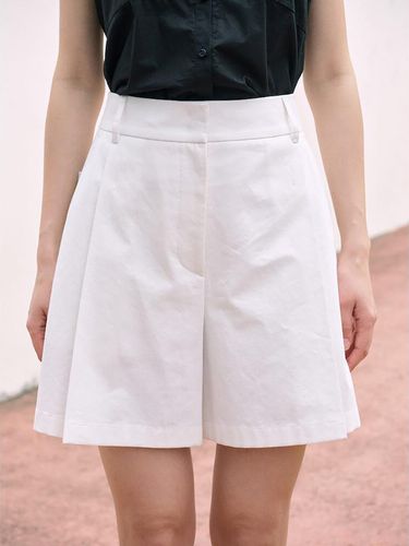 Flared Tuck Half Pants_White - kuho plus - Modalova