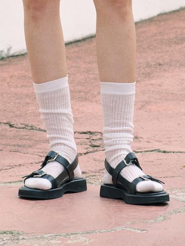 Buckle Point Strap Sandal Black - kuho plus - Modalova