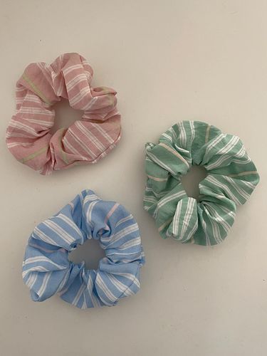 Stripe Scrunchie - OUI SAY YES! - Modalova