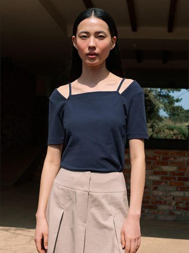 Cut Out Square Neck T-Shirt_Navy - kuho plus - Modalova