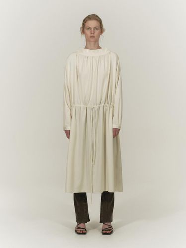 CUPRA SHIRRING SHIRT DRESS [BEIGE] - SALTY PEBBLE - Modalova