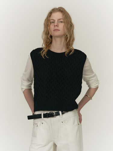 WAFFLE BACK SLIT KNIT VEST [BLACK] - SALTY PEBBLE - Modalova