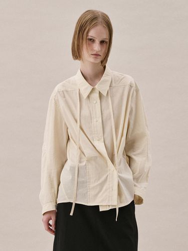 Exclusive] STRAP TUCKED SHIRT_Beige - ahwe - Modalova