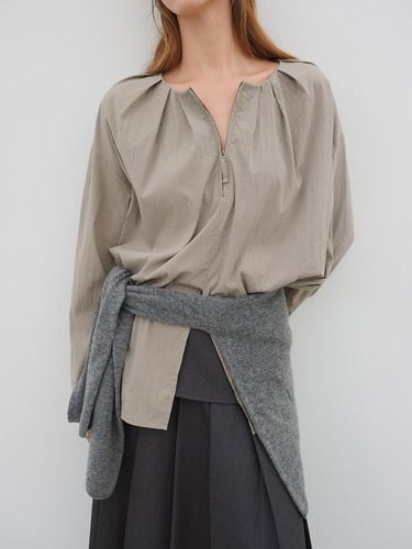 Zip-up Tuck Blouse KHAKI BEIGE - The Raust - Modalova