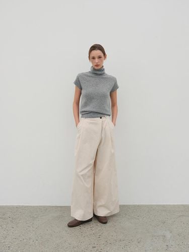 Unbalanced chin-detailed pants ECRU - The Raust - Modalova