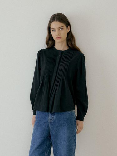 PINTUCK RUFFLE BLOUSE - Black - THE PENNY - Modalova