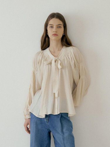 SMOCKING TIE BLOUSE - Beige - THE PENNY - Modalova