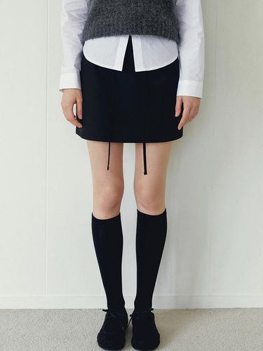 Minimal Deering Mini Skirt - Black - LOEIL - Modalova