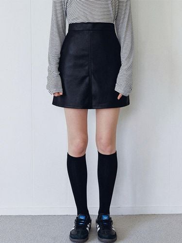 Flat leather mini skirt - black - LOEIL - Modalova