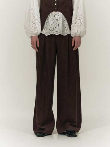 STRAIGHT PINTUCK SLACKS PANTS [BROWN] - SALTY PEBBLE - Modalova