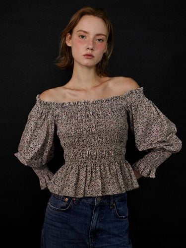 Ellie Off-Shoulder Smocked Blouse - HIBISCUS BLOOM - Modalova