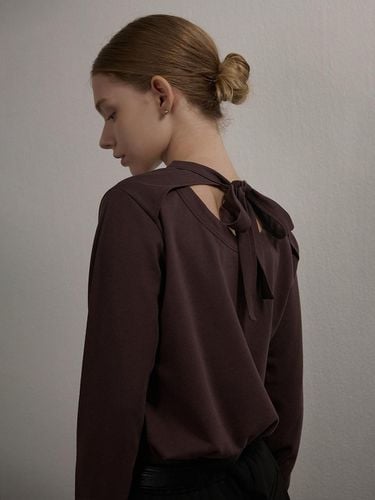 BACK RIBBON BLOUSE BROWN - camino - Modalova