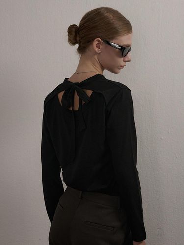 BACK RIBBON BLOUSE BLACK - camino - Modalova