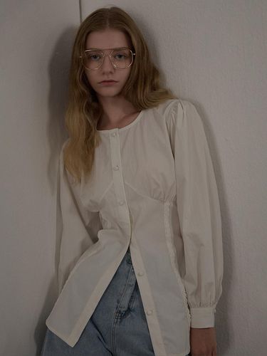 LACE SHIRRING BLOUSE WHITE - camino - Modalova