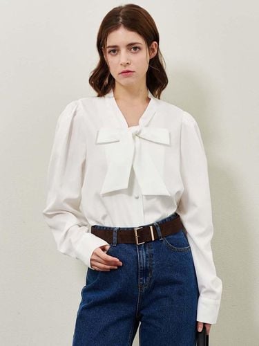 Basic Tie Blouse_White - PLUNASTUDIO - Modalova