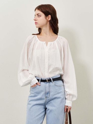 Heart Pleats Blouse_White - PLUNASTUDIO - Modalova