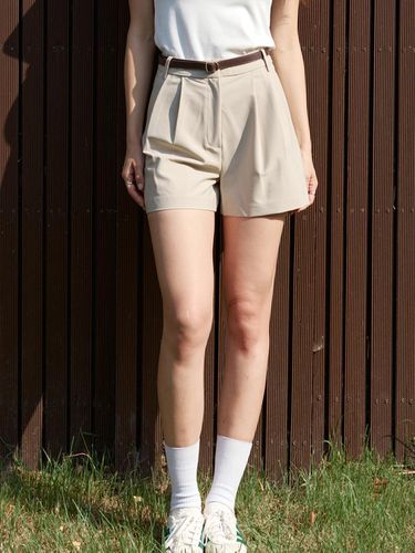 Two Tuck Classic Shorts [Beige] - LeftSeoul - Modalova