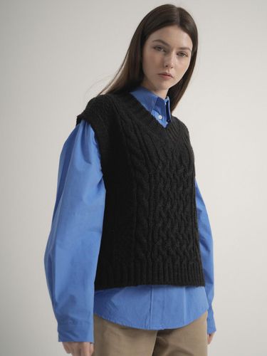 Wool Cable Knit Vest (Black) - VLETI - Modalova