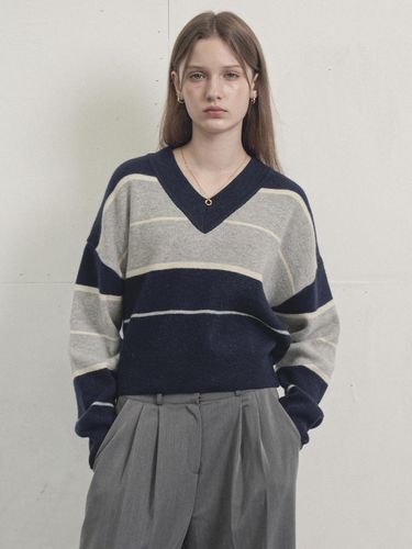 Cashmere V-neck Colorblock Knit (Navy) - VLETI - Modalova