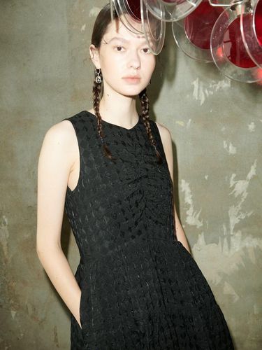 JACQUARD SLEEVELESS DRESS / BLACK - mais - Modalova