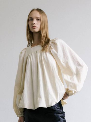 SQUARE NECK BALLOON BLOUSE / BEIGE - mais - Modalova