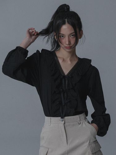 FRILL LACE RIBBON LONGSLEEVE BLOUSE_BLACK - mars en avril - Modalova