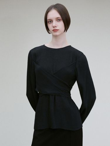 PLEATED WRAP-AROUND BLOUSE BLACK - RE RHEE - Modalova