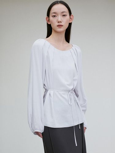 PLEATED DETAIL BELTED BLOUSE LAVENDER - RE RHEE - Modalova