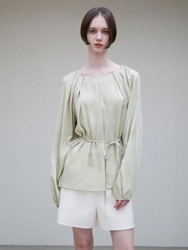 PLEATED DETAIL BELTED BLOUSE BASIL CREAM - RE RHEE - Modalova