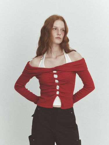 TWIST OFF SHOULDER T (RED) - ASURA - Modalova