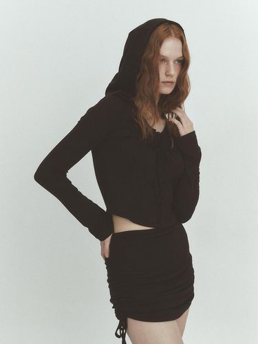 BACKLESS HOOD HOLE T-SHIRT (BLACK) - ASURA - Modalova